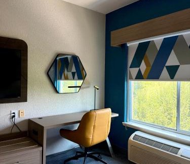 Southside Hotel | Holiday Inn Express & Suites San Antonio South by IHG