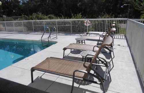 Forest Oaks Hotel | Holiday Inn Express & Suites Spring Hill by IHG