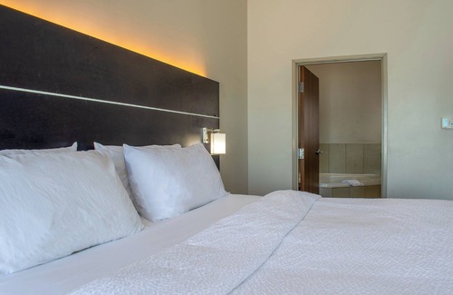 Yorkville Hotel | Holiday Inn Express & Suites Yorkville by IHG