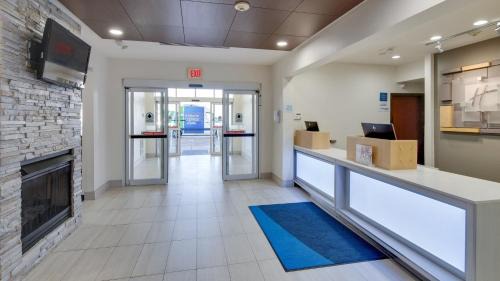 Northville Hotel | Holiday Inn Express & Suites Detroit - Farmington Hills by IHG