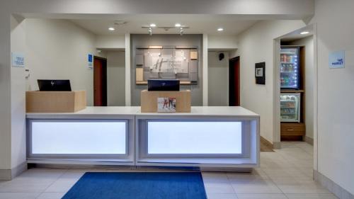 Northville Hotel | Holiday Inn Express & Suites Detroit - Farmington Hills by IHG