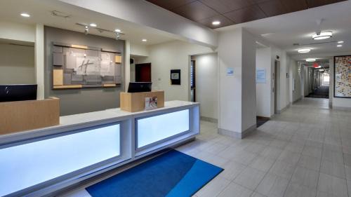 Northville Hotel | Holiday Inn Express & Suites Detroit - Farmington Hills by IHG