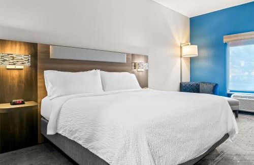 Roseville Hotel | Holiday Inn Express & Suites - Detroit North - Roseville by IHG