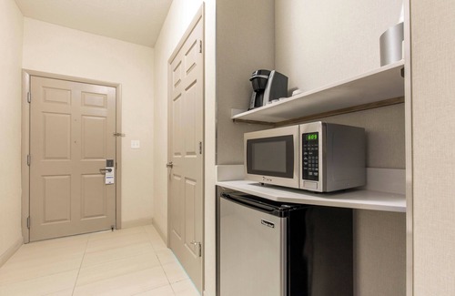 St. Charles Hotel | Holiday Inn Express & Suites Chicago West - St Charles by IHG