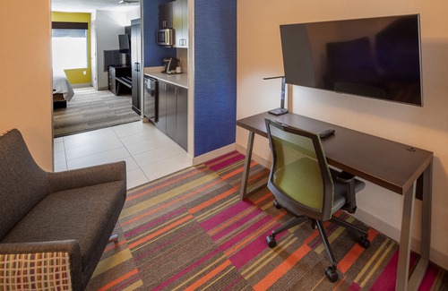 St. Charles Hotel | Holiday Inn Express & Suites Chicago West - St Charles by IHG