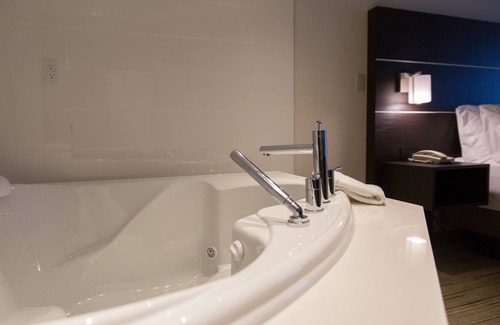 Airport Road Business Centre Hotel | Holiday Inn Express & Suites Brampton by IHG