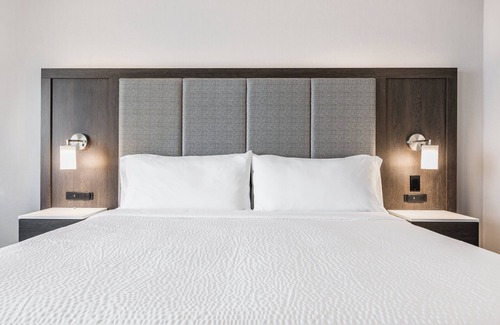 Northeast Mississauga Hotel | Holiday Inn Express & Suites Toronto Airport South by IHG