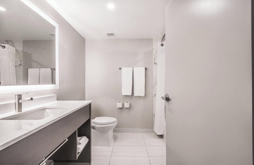 Northeast Mississauga Hotel | Holiday Inn Express & Suites Toronto Airport South by IHG