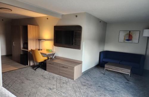 Alliance Hotel | Holiday Inn Express & Suites Alliance by IHG