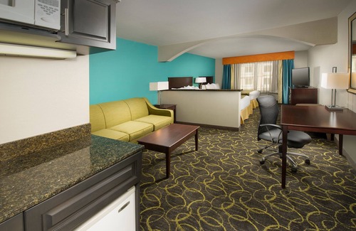 Grapevine Hotel | Holiday Inn Express & Suites DFW - Grapevine by IHG