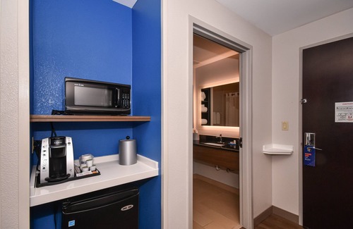 Matthews Hotel | Holiday Inn Express & Suites Charlotte Southeast - Matthews by IHG