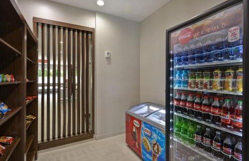 El Lago Hotel | Holiday Inn Express & Suites - Houston NASA - Boardwalk Area by IHG