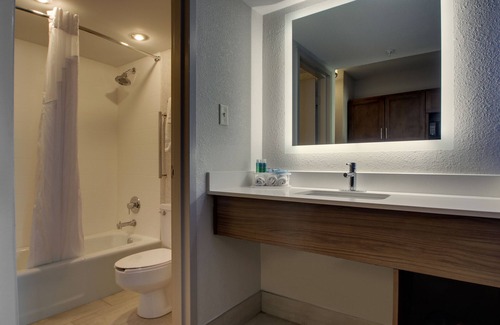 Wapakoneta Hotel | Holiday Inn Express & Suites Wapakoneta by IHG