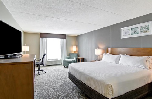 Durham Region Hotel | Holiday Inn Express & Suites Oshawa Downtown - Toronto Area by IHG