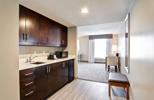 Durham Region Hotel | Holiday Inn Express & Suites Oshawa Downtown - Toronto Area by IHG