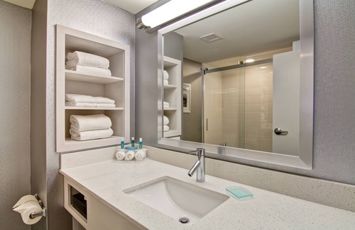 Durham Region Hotel | Holiday Inn Express & Suites Oshawa Downtown - Toronto Area by IHG
