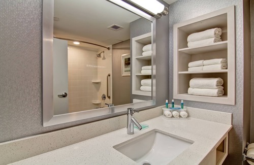 Durham Region Hotel | Holiday Inn Express & Suites Oshawa Downtown - Toronto Area by IHG