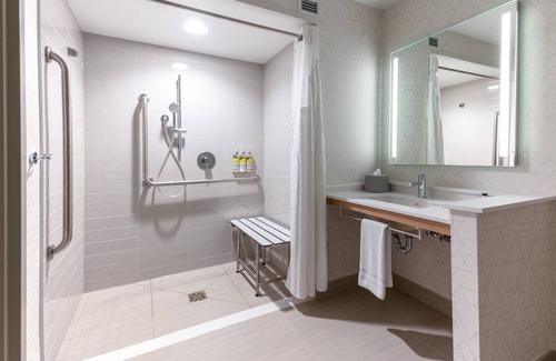 Vaughan Hotel | Holiday Inn Express & Suites Vaughan-Southwest by IHG