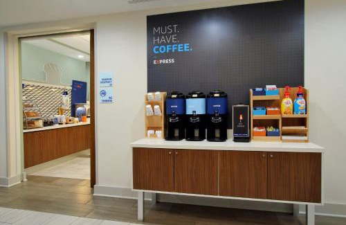 Novi Hotel | Holiday Inn Express & Suites Detroit - Novi by IHG