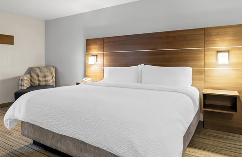 Marion Hotel | Holiday Inn Express & Suites Marion by IHG