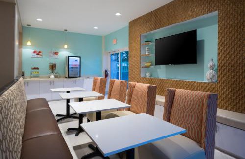 Downtown Nassau Hotel | Holiday Inn Express & Suites Nassau by IHG