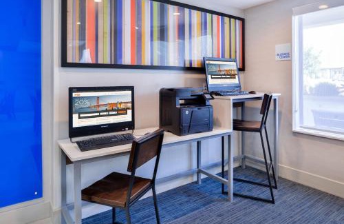 Selma Hotel | Holiday Inn Express & Suites Selma by IHG