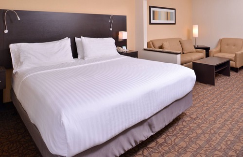 Topeka Hotel | Holiday Inn Express & Suites Topeka West I-70 Wanamaker by IHG