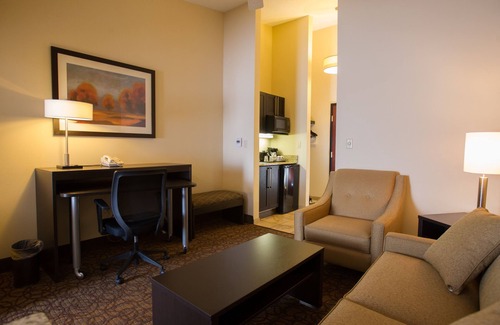 Topeka Hotel | Holiday Inn Express & Suites Topeka West I-70 Wanamaker by IHG