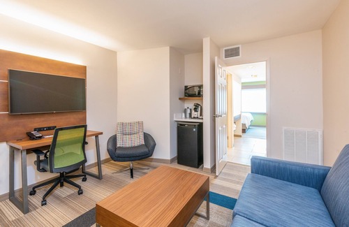 Bradenton Hotel | Holiday Inn Express & Suites Bradenton West by IHG