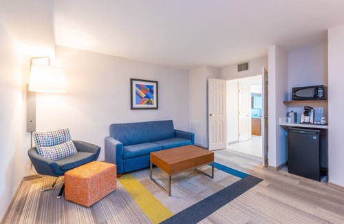 Bradenton Hotel | Holiday Inn Express & Suites Bradenton West by IHG