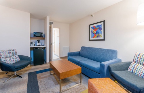 Bradenton Hotel | Holiday Inn Express & Suites Bradenton West by IHG