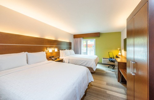 Bradenton Hotel | Holiday Inn Express & Suites Bradenton West by IHG
