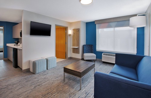 Buffalo Hotel | Holiday Inn Express & Suites Buffalo by IHG