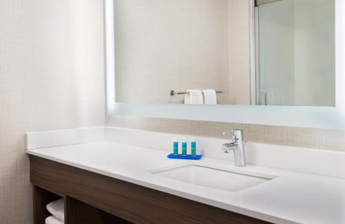 Summit Station Hotel | Holiday Inn Express & Suites - Columbus Airport East by IHG