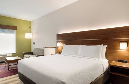 Dalton Hotel | Holiday Inn Express & Suites Dalton - Walnut Ave by IHG