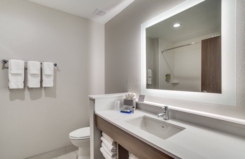 Denton Hotel | Holiday Inn Express & Suites Denton South by IHG
