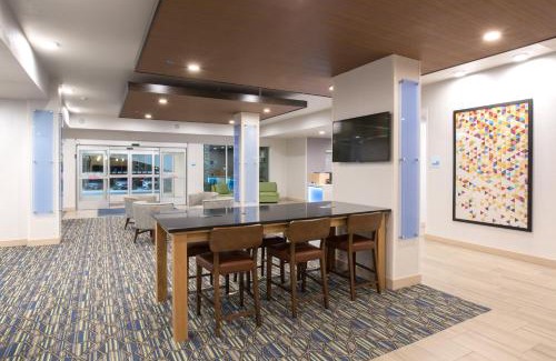 Lincoln Hotel | Holiday Inn Express & Suites Lincoln I - 80 by IHG