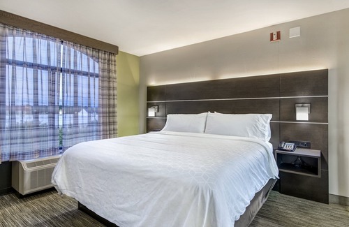 Longview Hotel | Holiday Inn Express & Suites Longview North by IHG