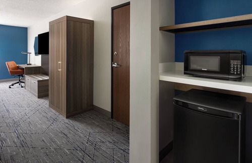 Meriden Hotel | Holiday Inn Express & Suites Meriden by IHG