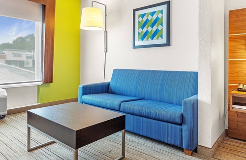 Mobile Hotel | Holiday Inn Express & Suites Mobile - University Area by IHG
