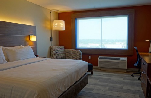 Millard Hotel | Holiday Inn Express & Suites Omaha - Millard Area by IHG