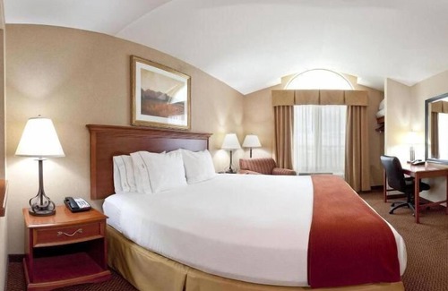Sheldon Hotel | Holiday Inn Express & Suites Sheldon by IHG