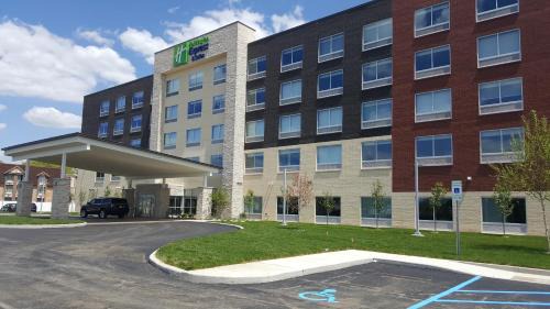 Toledo Hotel | Holiday Inn Express & Suites Toledo West by IHG