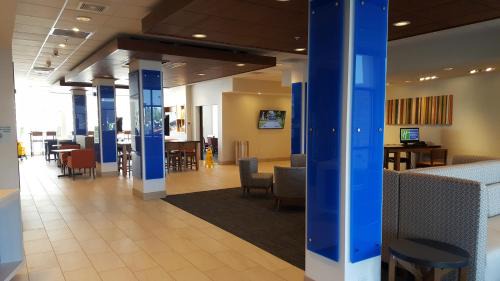 Toledo Hotel | Holiday Inn Express & Suites Toledo West by IHG