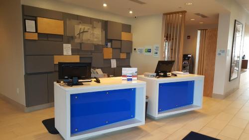 Toledo Hotel | Holiday Inn Express & Suites Toledo West by IHG