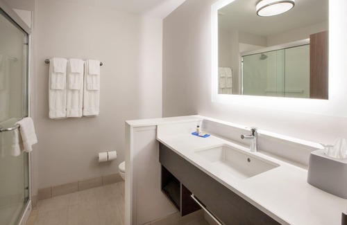Yukon Hotel | Holiday Inn Express & Suites Yukon by IHG