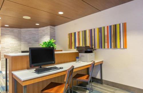 Surprise Hotel | Holiday Inn Express Surprise by IHG