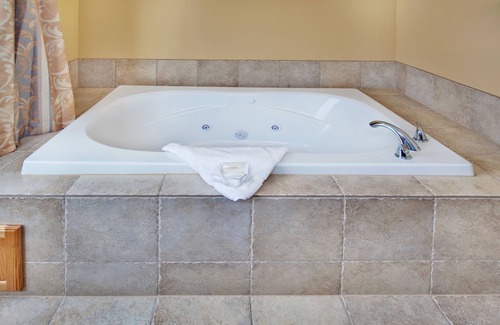 Council Bluffs Hotel | Holiday Inn Express Hotel & Suites Council Bluffs - Conv Ctr by IHG