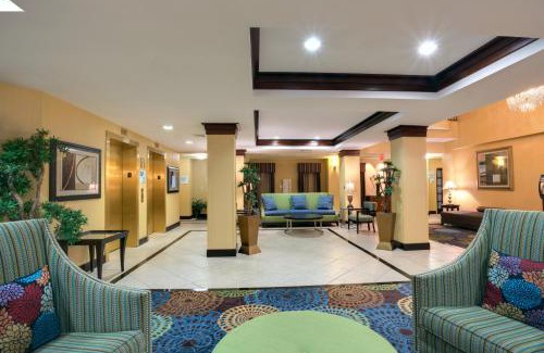 East Brunswick Hotel | Holiday Inn Express Tower Center New Brunswick by IHG