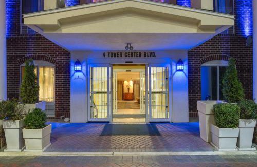 East Brunswick Hotel | Holiday Inn Express Tower Center New Brunswick by IHG